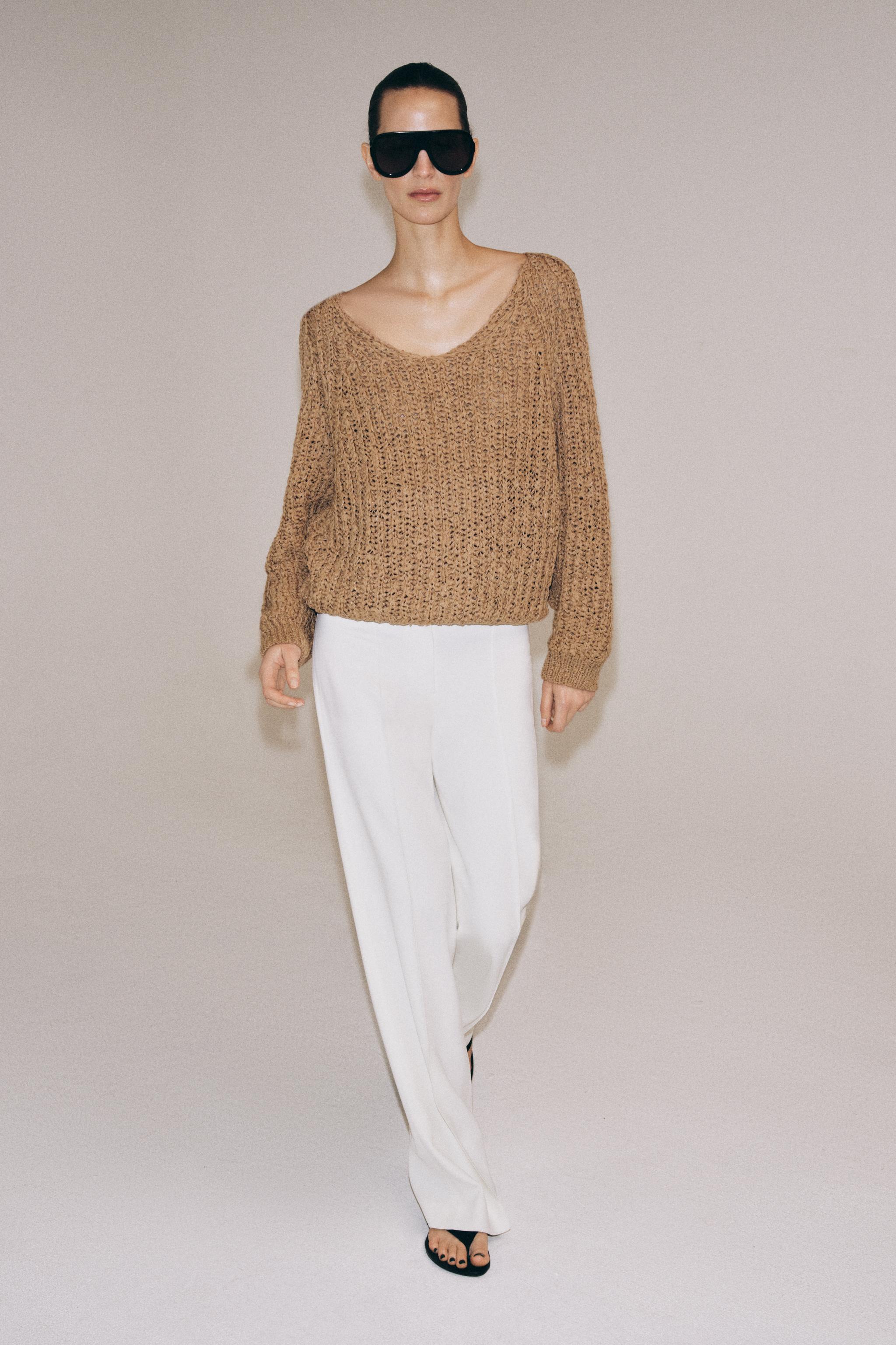 PULL EN MAILLE AVEC BANDE ENTRELACÉE